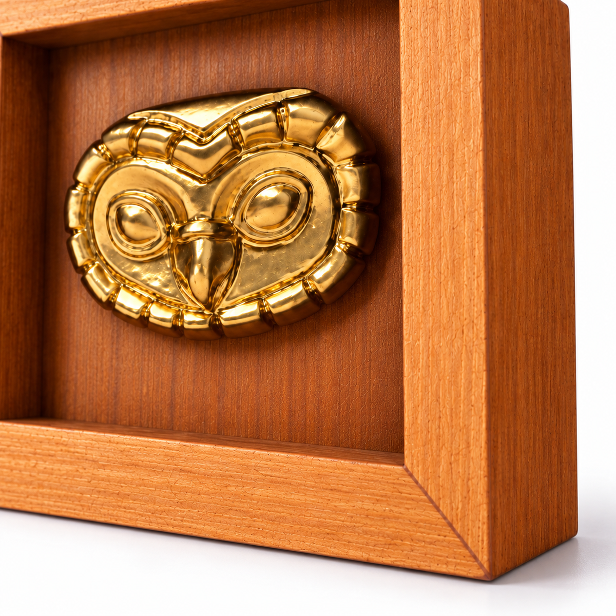 Lechuza Mochica Mini · detalle del relieve, la textura de la figura y la profundidad del marco MDF; edición digital basada en la miniatura.