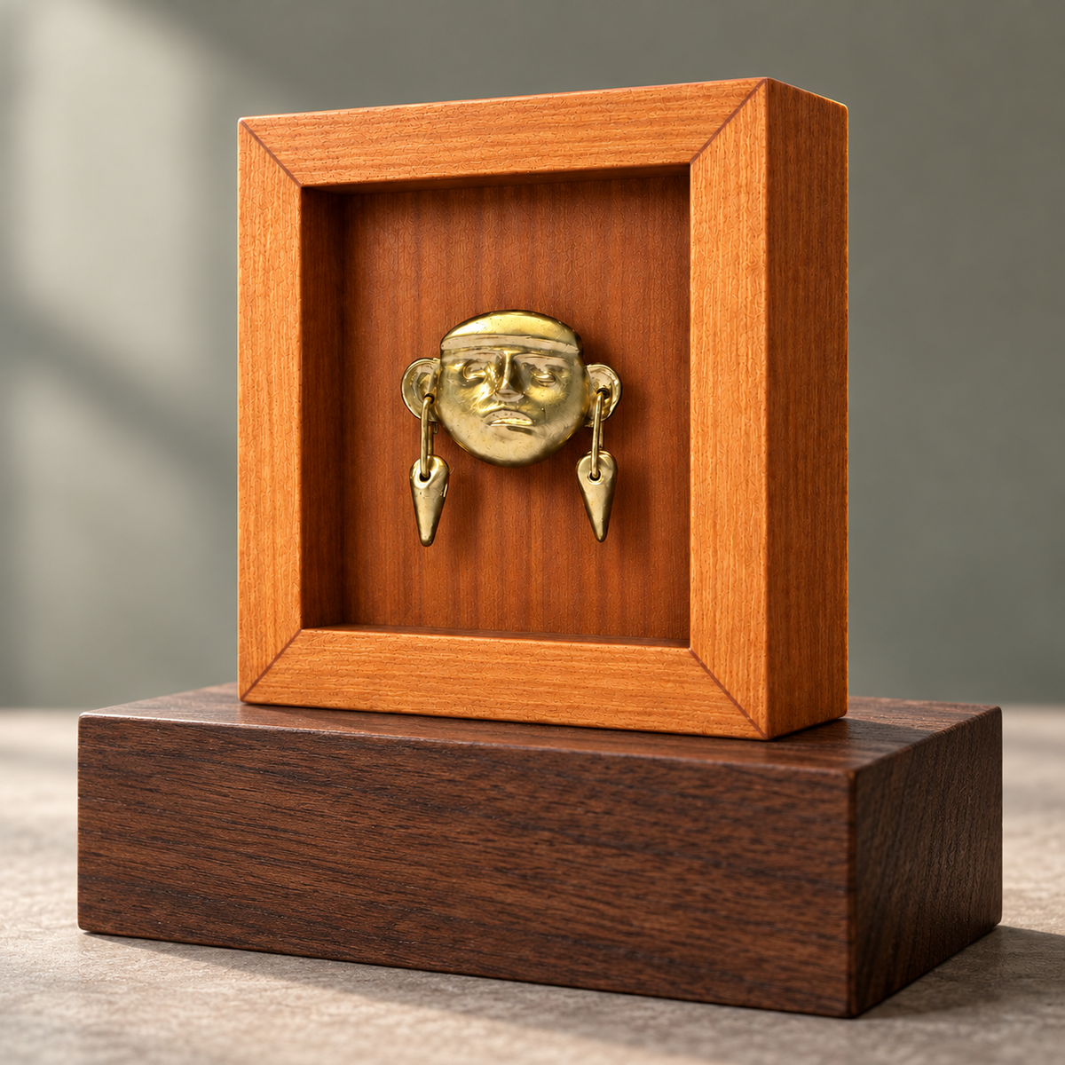 Monito de Sipán · Mini Shadow Box 7 cm sobre pequeño pedestal de madera: recreación digital con luz de estudio. Pedestal no incluido.
