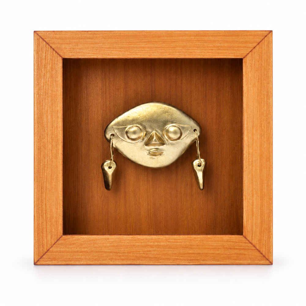 Mini Sicán — vista frontal, Shadow Box Mini de MDF 7 × 7 × 2,2 cm; edición digital basada en la fotografía del producto.