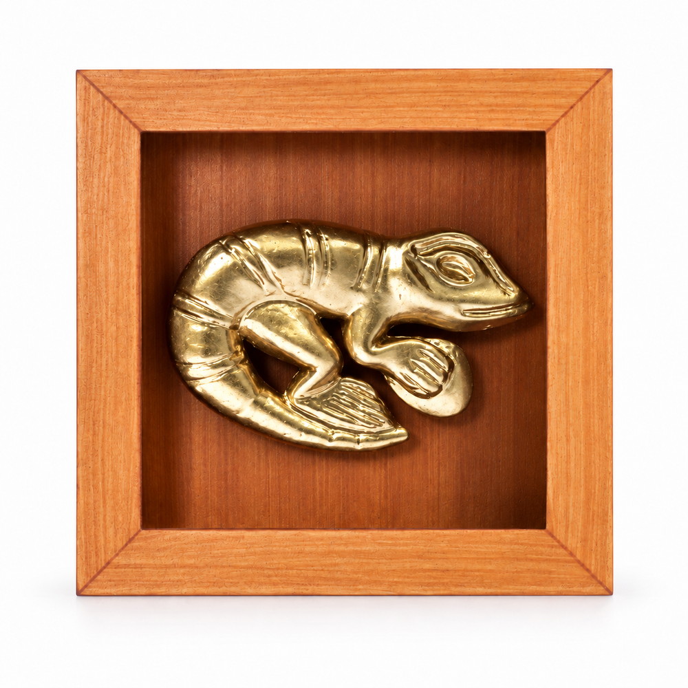 Mini Lagarto Mochica — vista frontal, Shadow Box Mini de MDF 7 × 7 × 2,2 cm; edición digital basada en la fotografía del producto.