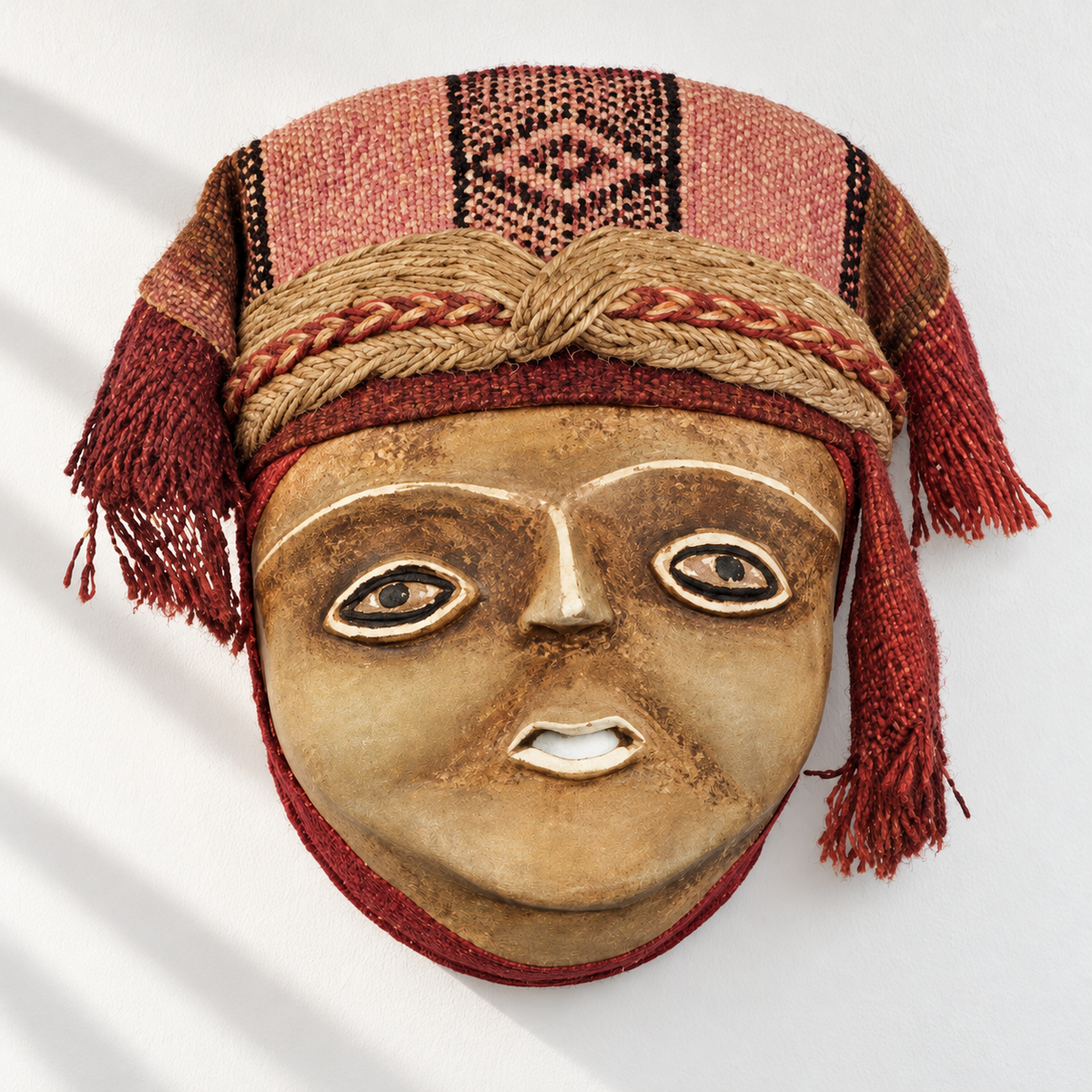 Máscara Mujer Inca — Luz natural y sombra. Ambientación digital basada en la fotografía de catálogo; elementos del escenario no incluidos.