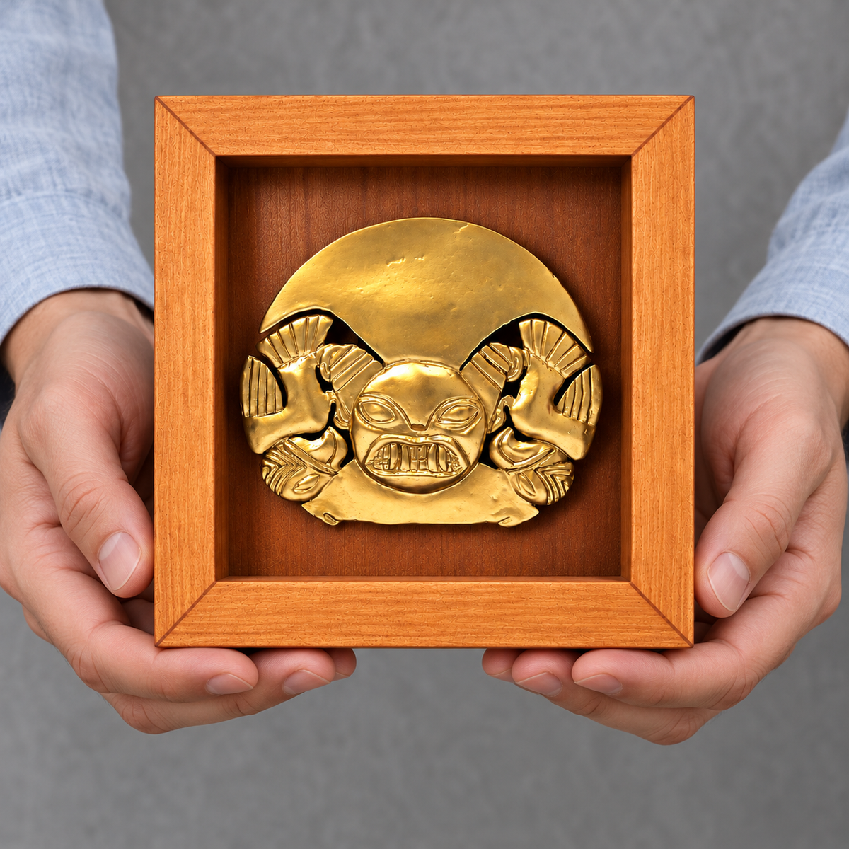 Prendedor Mochica · Shadow Box 13 cm sostenido entre las manos para apreciar su escala: recreación digital del producto.