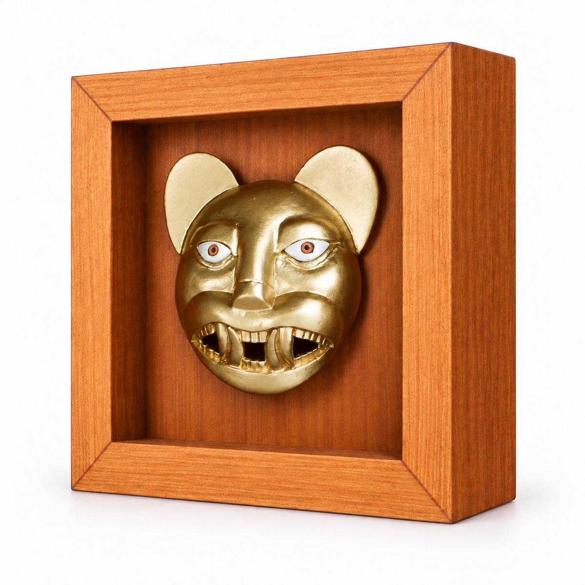 Felino Inca — vista diagonal derecha, Shadow Box de MDF 13 × 13 × 4 cm; edición digital basada en la fotografía del producto.