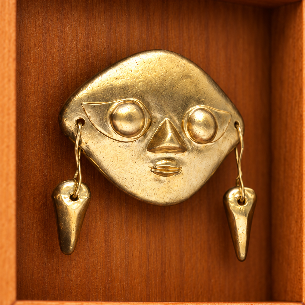 Sicán · Mini Shadow Box 7 cm: macro digital del rostro, los ojos en relieve y sus dos pendientes, basado en la pieza original.