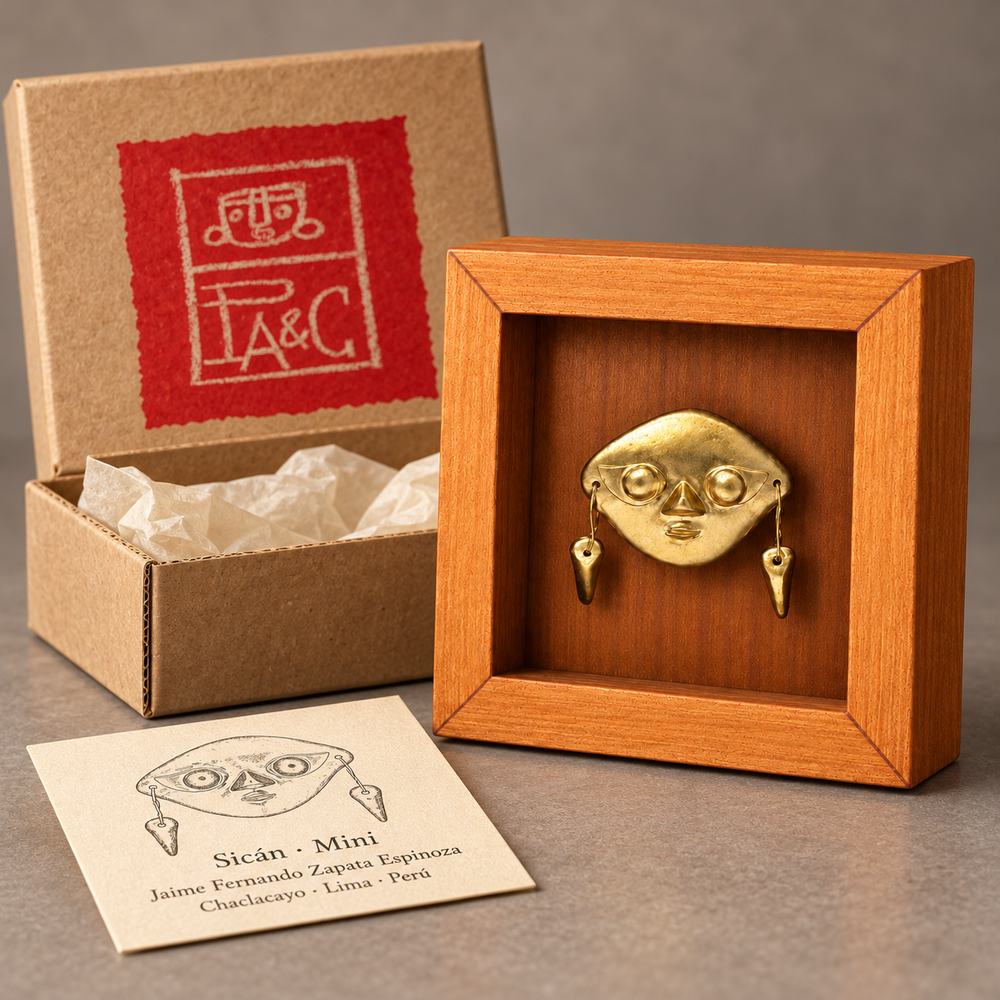 Sicán · Mini Shadow Box 7 cm junto a su caja de cartón PA&C y tarjeta de la obra: recreación digital de presentación.