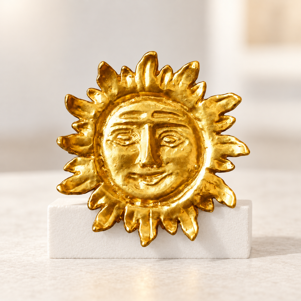 Pin Sol Inca Colonial · soporte de museo. Ambientación digital basada en la fotografía de catálogo; elementos del escenario no incluidos.