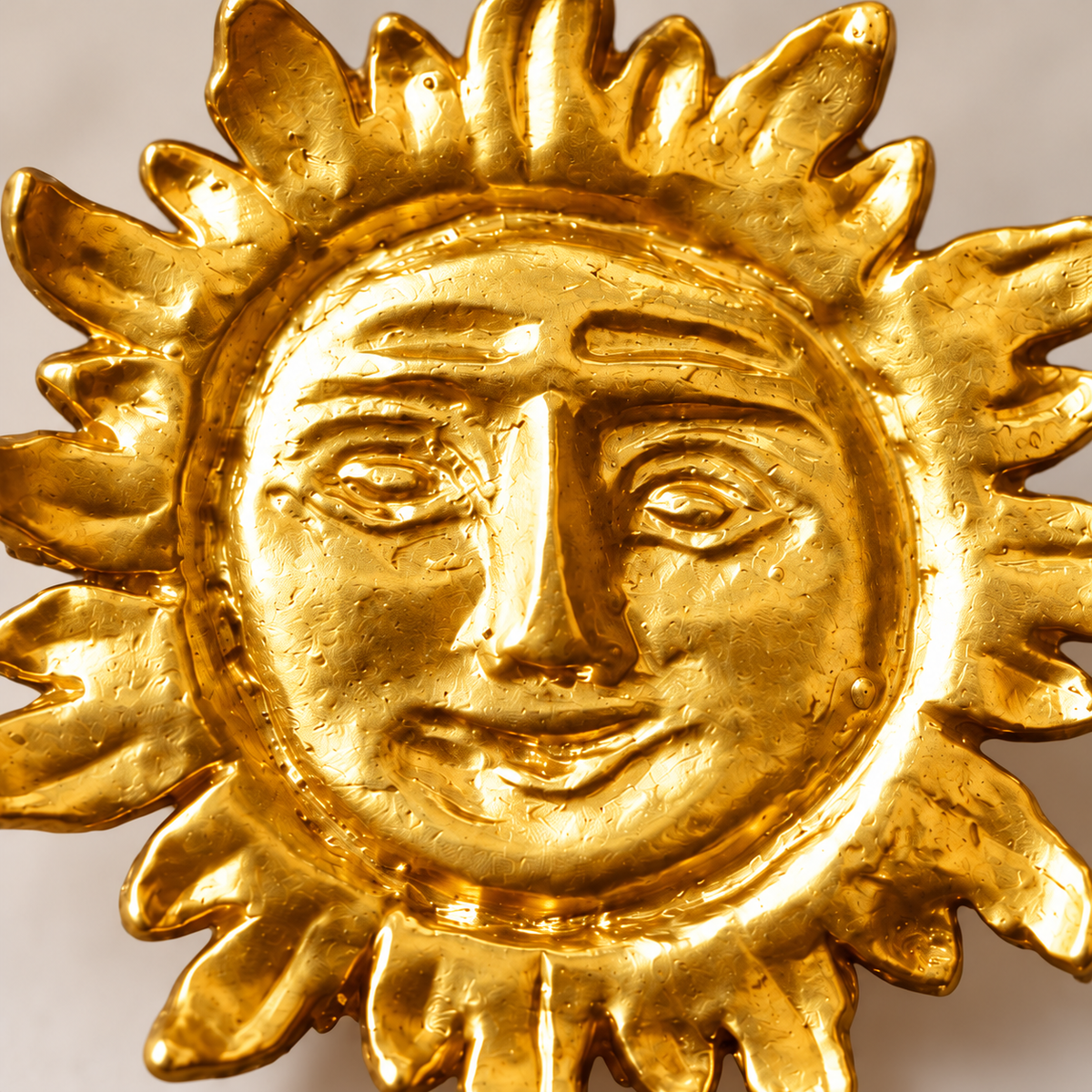 Pin Sol Inca Colonial · detalle de la superficie. Ambientación digital basada en la fotografía de catálogo; elementos del escenario no incluidos.