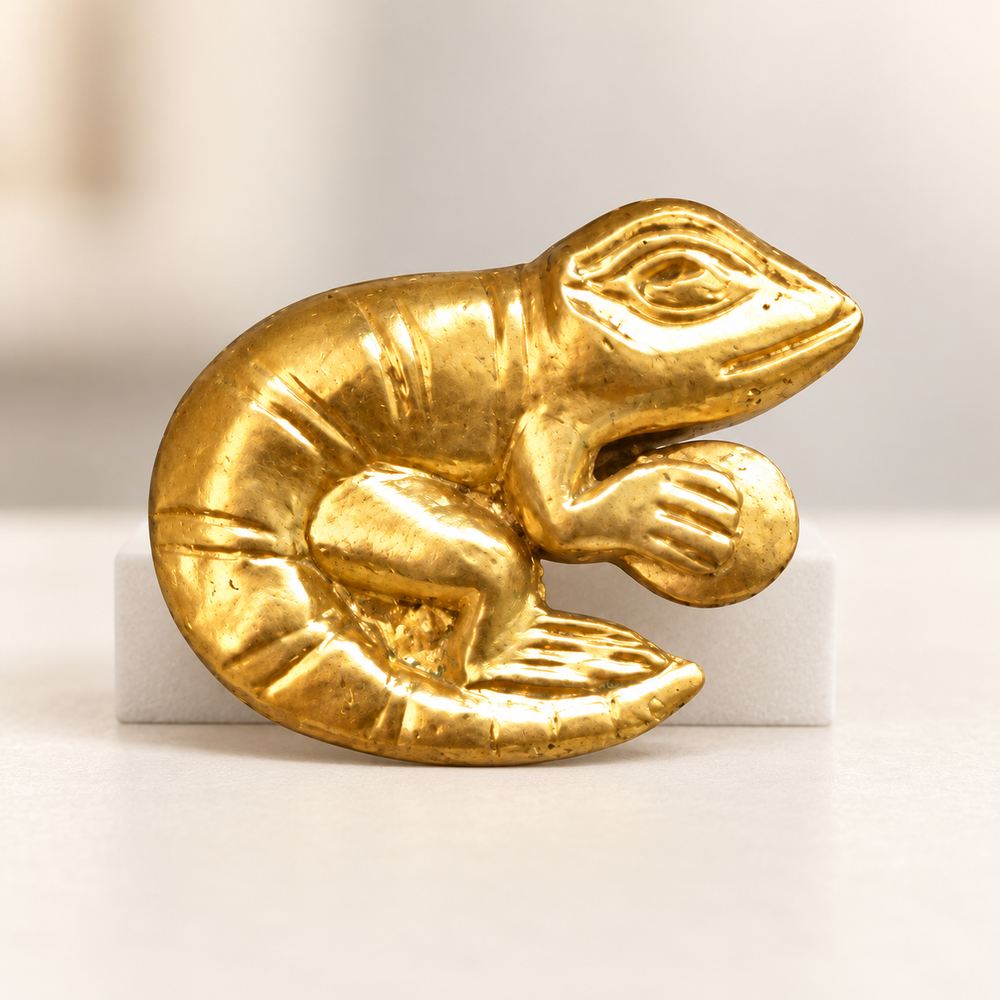 Pin Lagarto Mochica · soporte de museo. Ambientación digital basada en la fotografía de catálogo; elementos del escenario no incluidos.