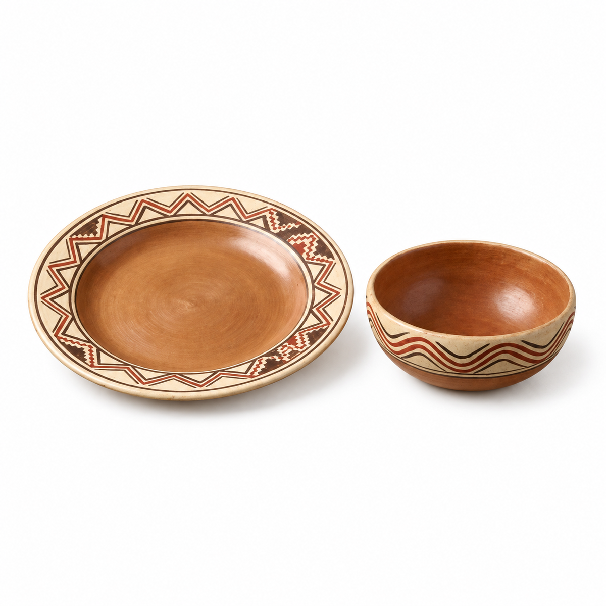 Plato Ceremonial Tendido Callana de Chazuta con Cenefa Geométrica · recreación visual de catálogo con fondo blanco; confirmar el ejemplar disponible con el taller.