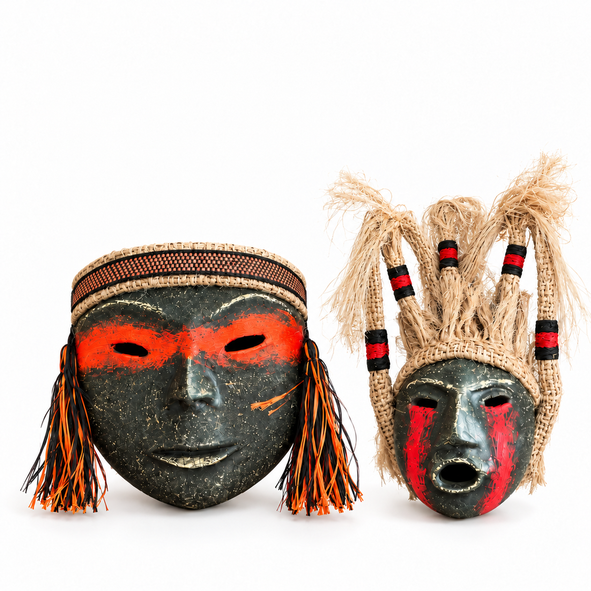Amuletos Incas · ambas máscaras fuera de la caja · fondo blanco; edición digital con fondo blanco de la imagen de catálogo.