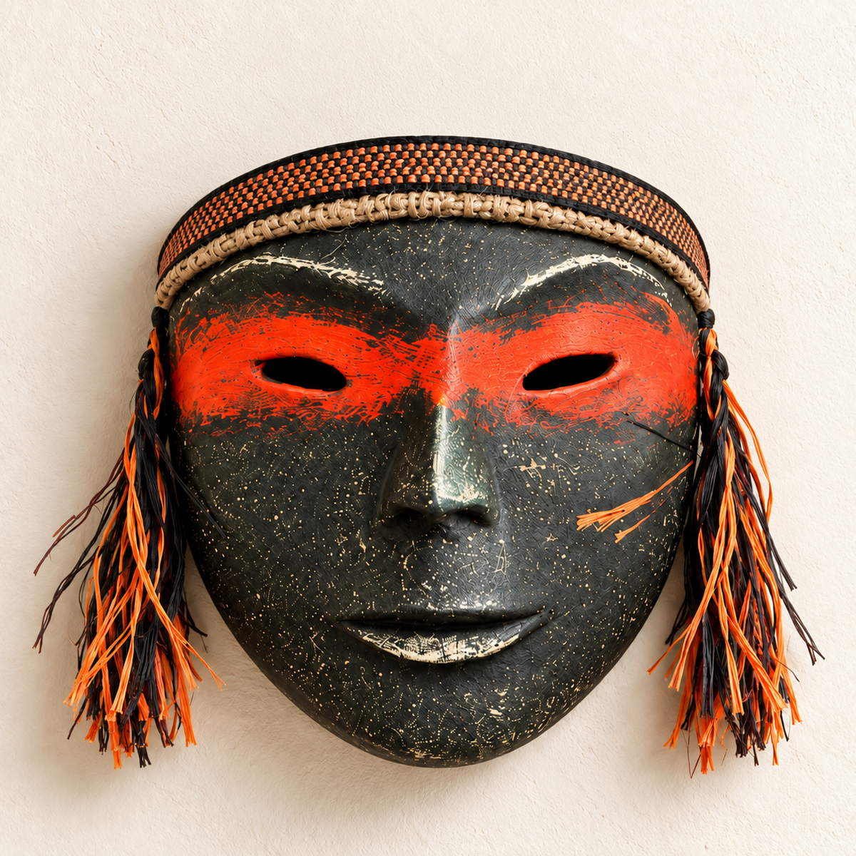 Amuletos Incas · máscara mayor del conjunto · vista completa; ambientación digital a partir de la imagen de catálogo. Elementos del escenario no incluidos.